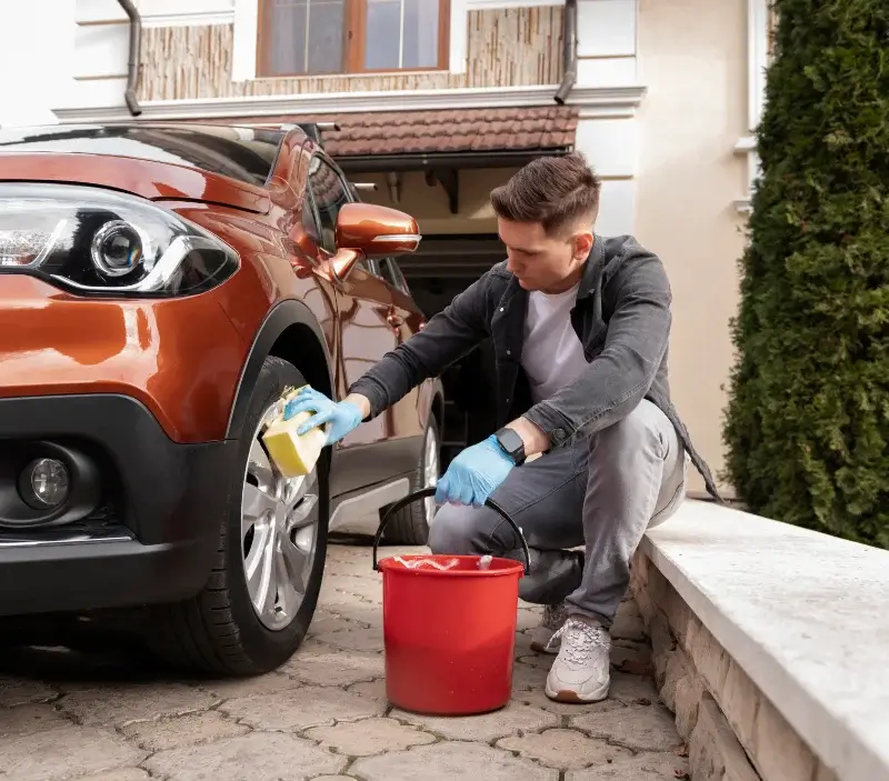 Lavage auto à domicile Jouy-le-Potier : professionnel intervenant sur un véhicule